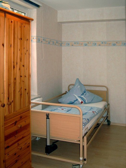 Zweites Schlafzimmer mit Pflegebett (Variante)